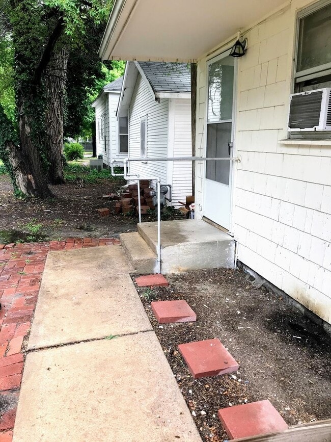 207 1/2 W 8th Ave - 207 1/2 W 8th Ave Apartment Unit #1