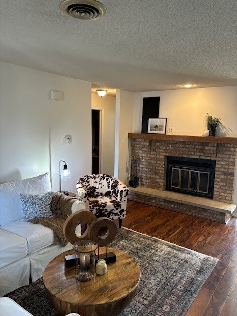 Living Room - 1901 Beck Dr Unidad Country Beck Condo