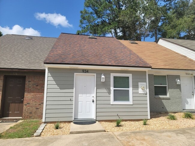 Building Photo - MODERN! Walk to FSU 2/2 w/ Marble Counters, Stainless Steel Appliances, & Privacy Fenced Yard! Av...