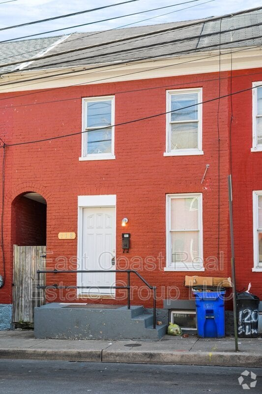 Building Photo - 118 S Locust St Rental