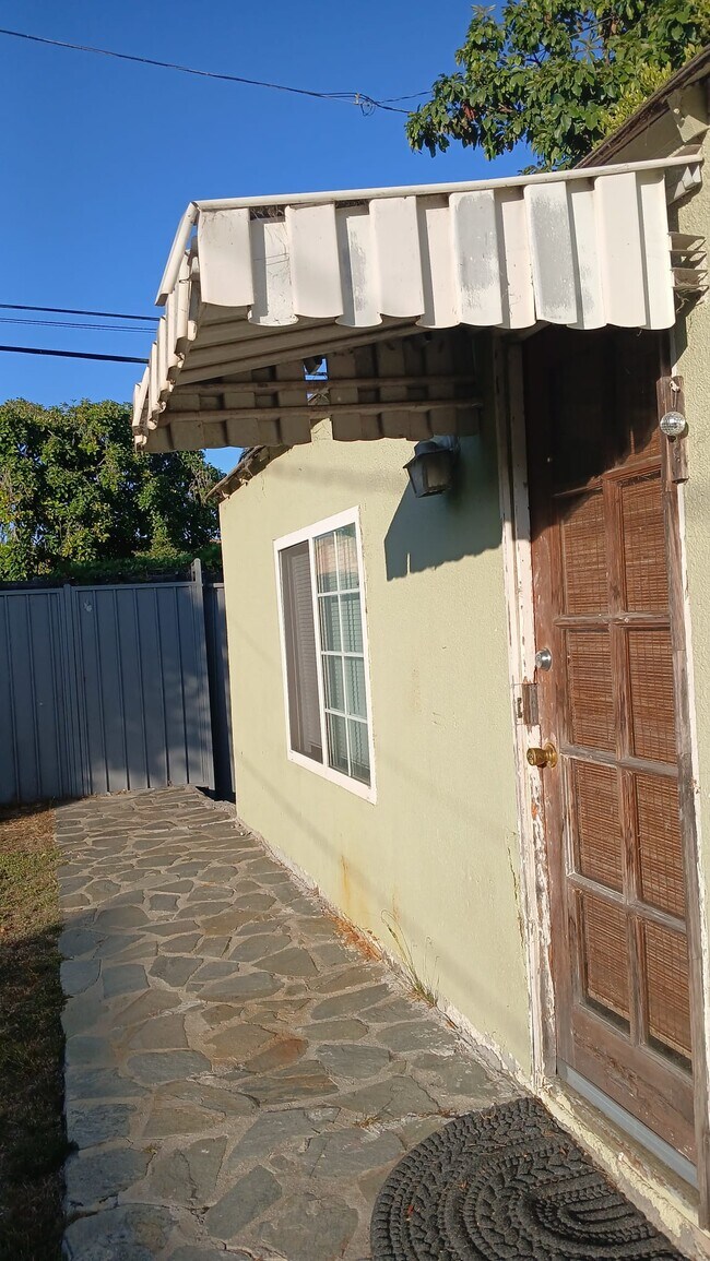 Photo - 1748 Wellesley Ave Unit Back Studio