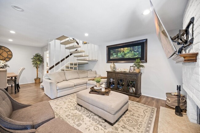 3 bed 2 bath move-in ready unit. - 3 bed 2 bath move-in ready unit. House