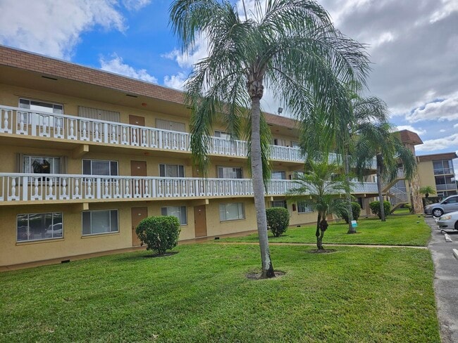 Building Photo - 500 Village Green Cir W Unit 118