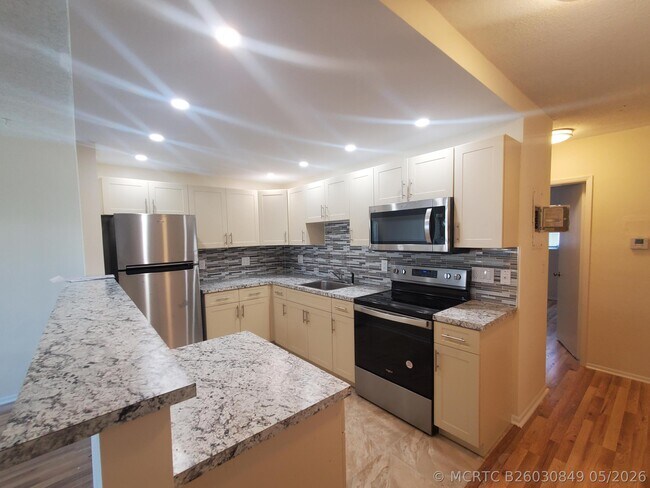 Building Photo - 5203 NE 24th Terrace Unit B206