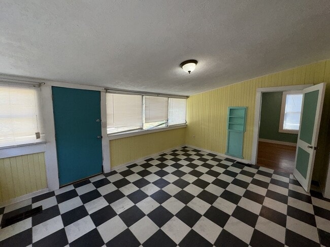 Photo - 302 Decelle St