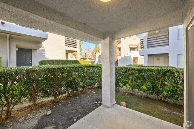 2BR, 1BA - 835SF - Patio
