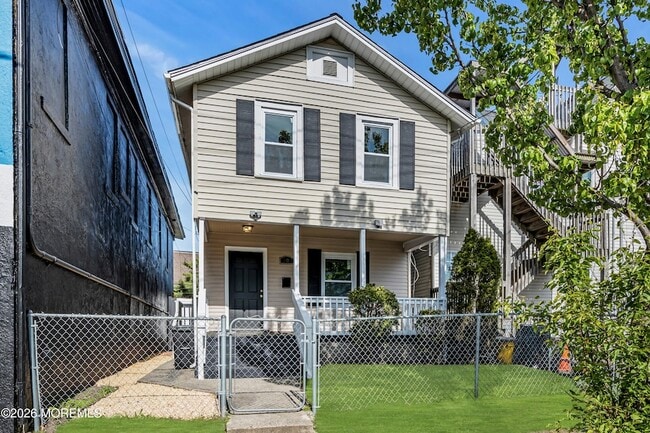 Photo - 303 Comstock St