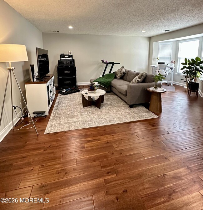 Photo - 210 Tulip Ln