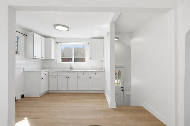 Photo - 41 W George Ave