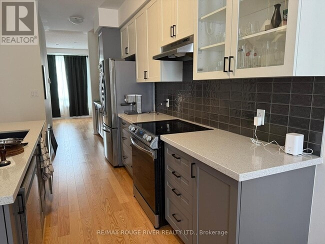 Photo - 6715 Thickson Rd N