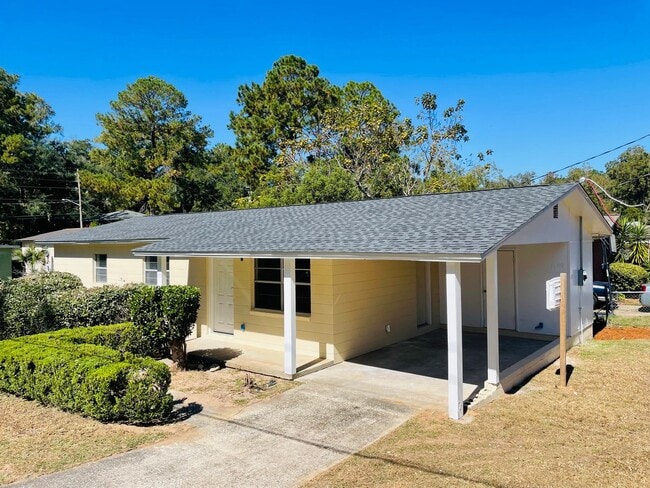 Building Photo - Great home on corner lot