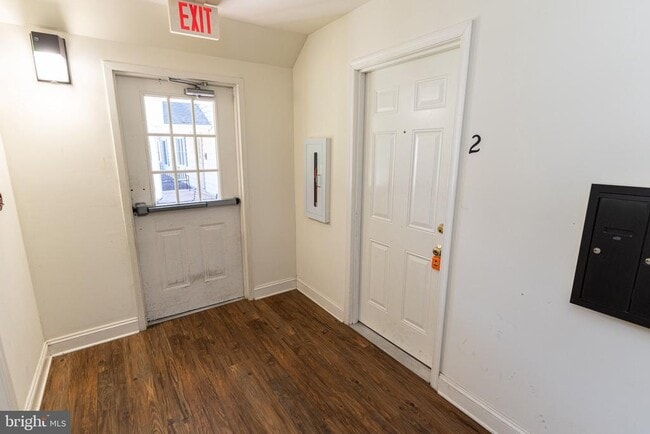Building Photo - 804 Travers St Unit 2