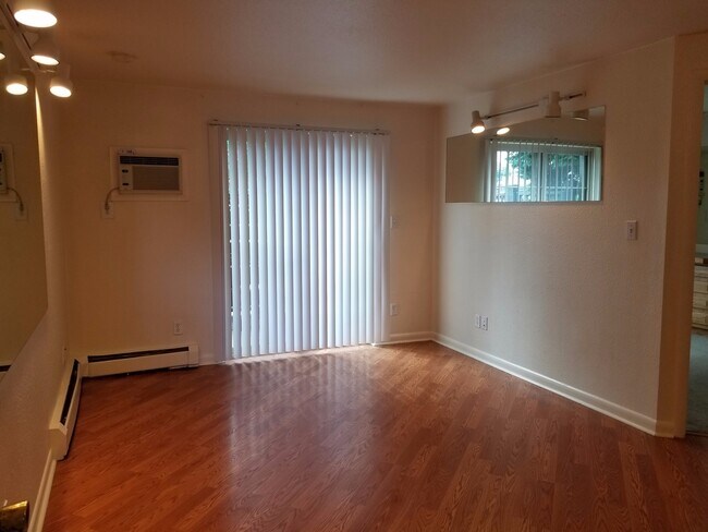 Photo - RENT SPECIAL & LEASE OPTIONS! Cat-friendly... Unidad 680-101