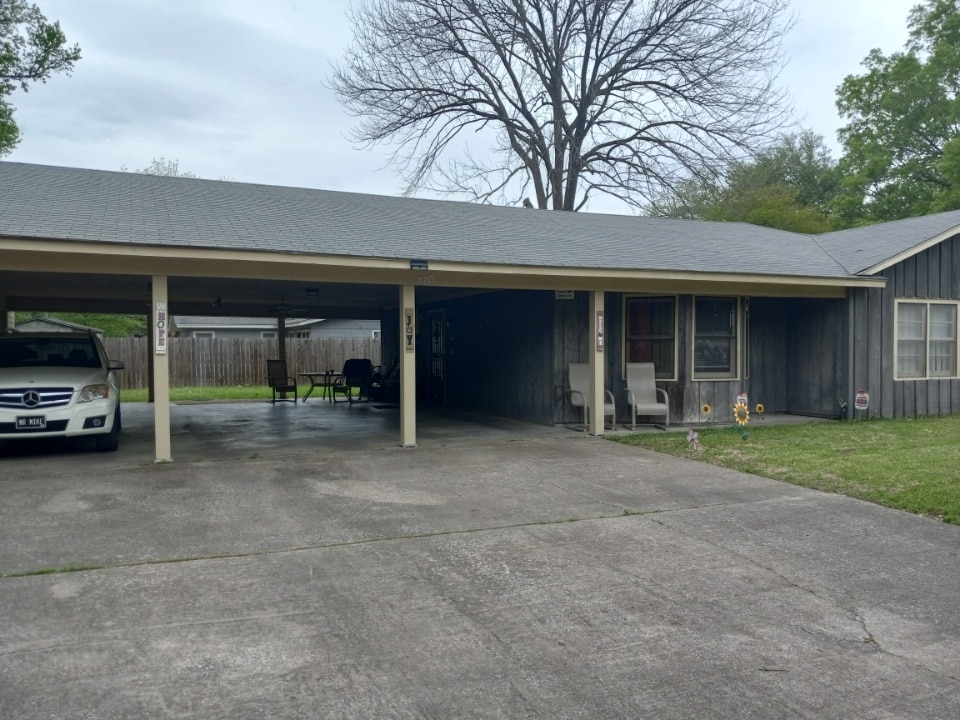 Photo - 1265 E John St