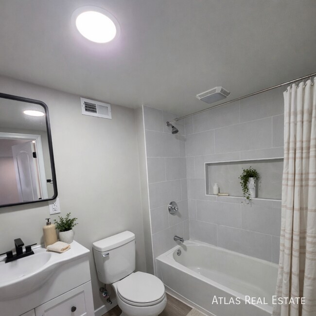 Photo - 2841 N 64 St