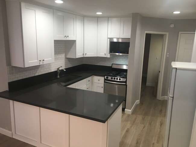 Building Photo - Amazing 1 bedroom Unit D