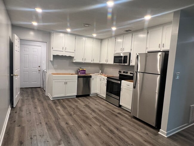 Building Photo - Newly renovated 2 bedroom on Barber St.!