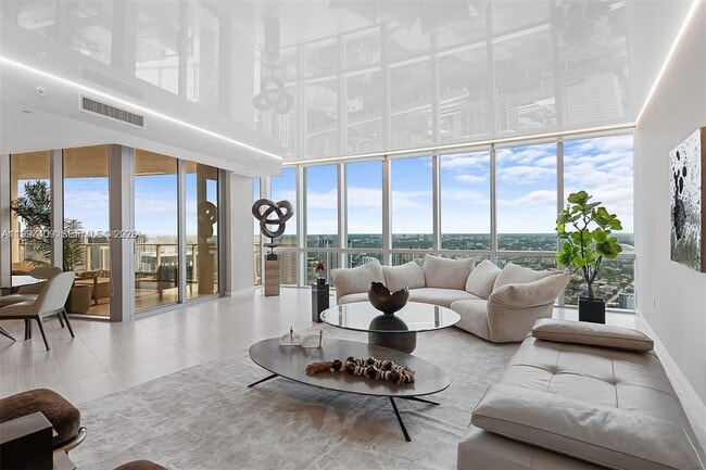 Photo - 851 NE 1st Ave Unidad PH4912