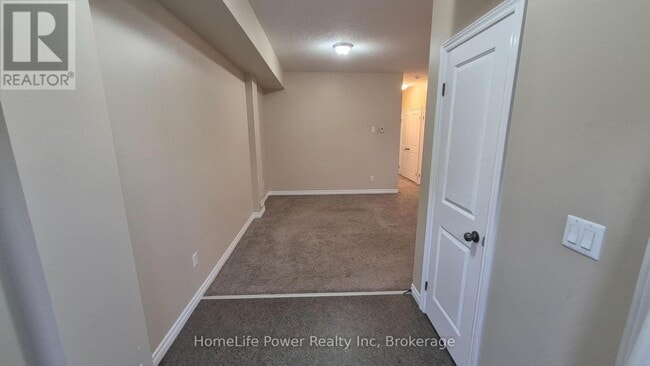 Photo - 225 Riddell St