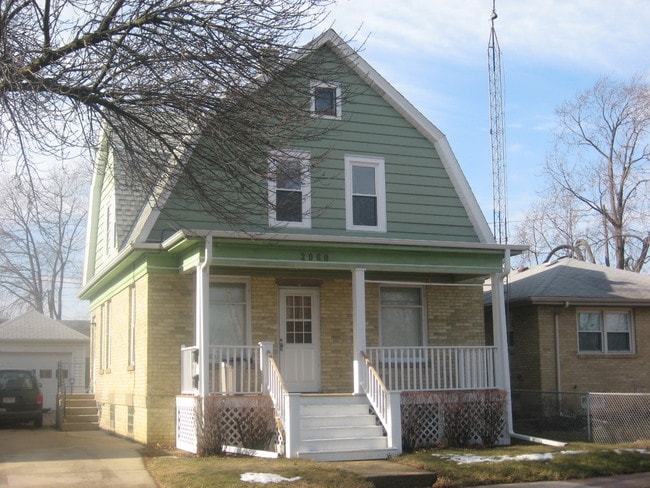 Building Photo - 2060 Summit Ave Unit Lower