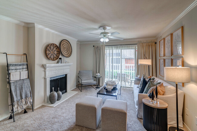 Nine-Foot Ceilings with Crown Molding - Vistas at Hackberry Creek Apartments