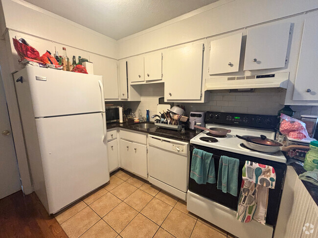 Building Photo - 96 Tyler St Rental