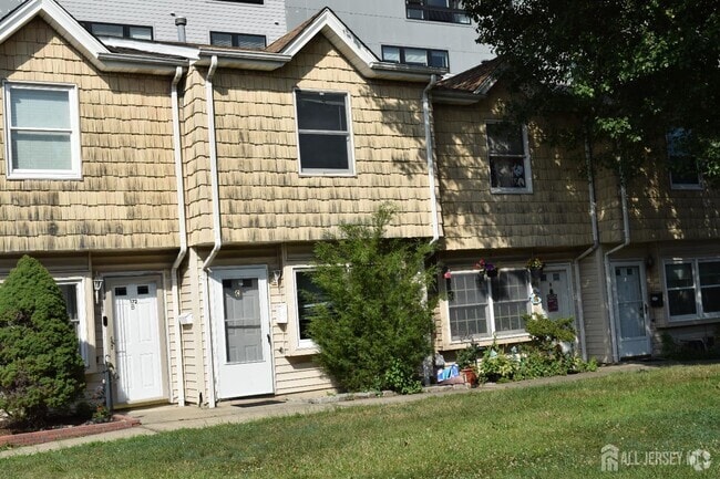 Building Photo - 172 Roosevelt Ave Rental