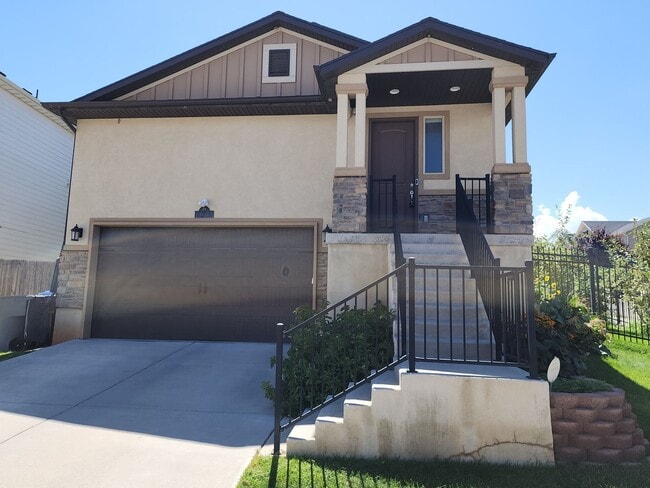 Building Photo - Luxury! 4 bdrm 3.5 bath HOUSE w/ Views! 2 car garage!