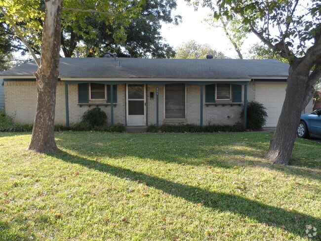 Building Photo - Cute Home Close to Restaurants and Shopping