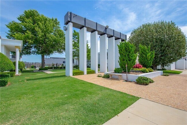 Photo - 2915 Acropolis St