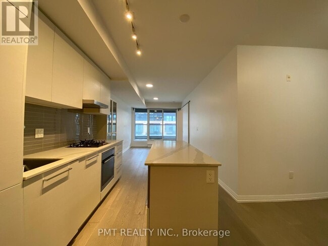 Photo - 835 St Clair Ave W Unité 503