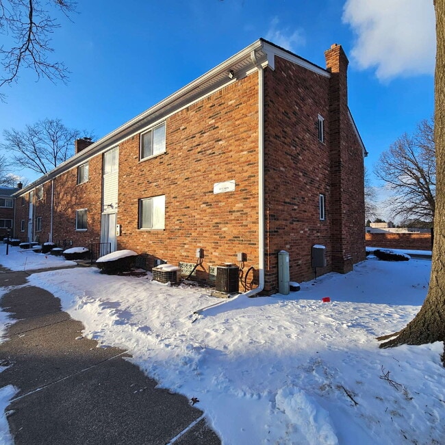 Building Photo - Completely Remodeled 1 Bedroom Condo in Warren – Private Basement Laundry + Storage Room!