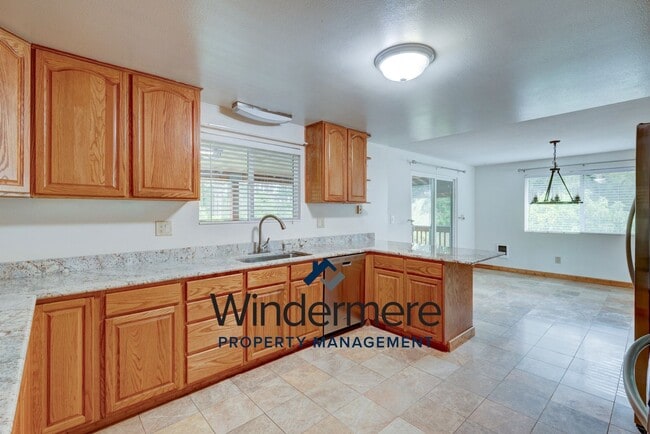 Photo - Spacious 3 Bedroom 3 Bath in town