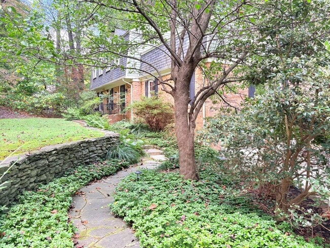 Building Photo - Spacious Colonial in Queens Lake