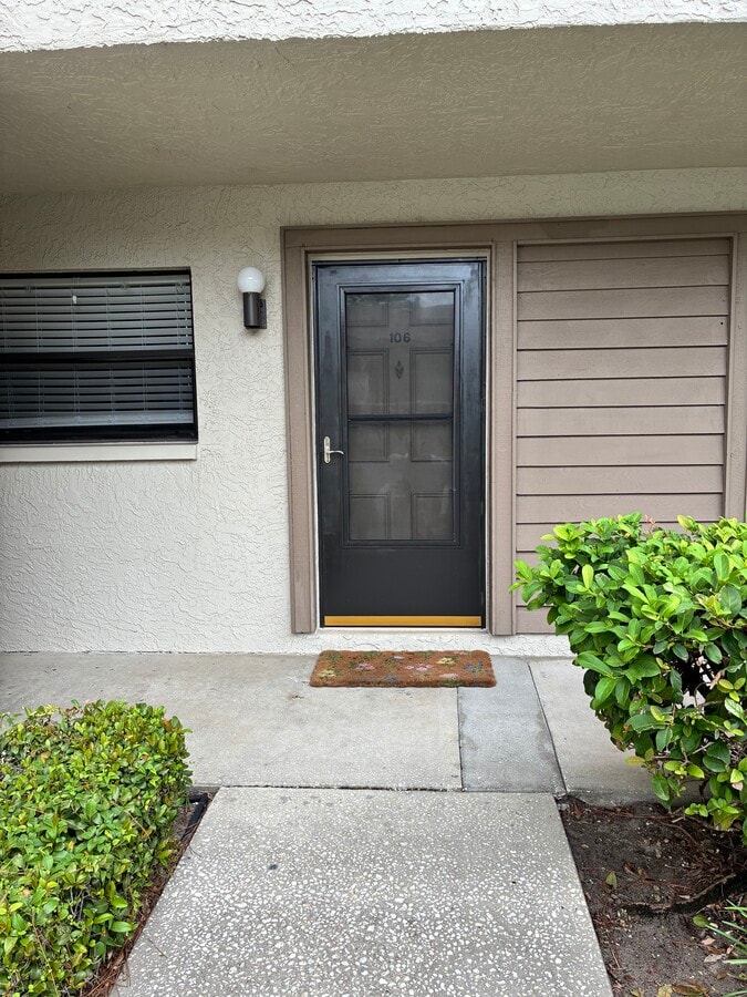 Estacionamiento asignado justo en la puerta principal. - 3038 Eastland Blvd Unidad Imperial Oaks Rental