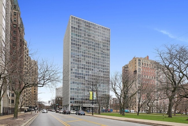 Building Photo - 2400 N Lakeview Ave Unit 317 Rental