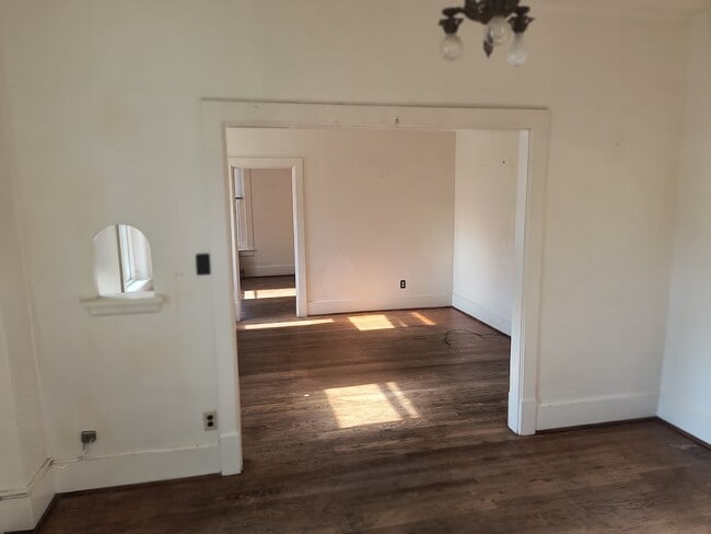 Photo - 308 N Linn St Apartamentos