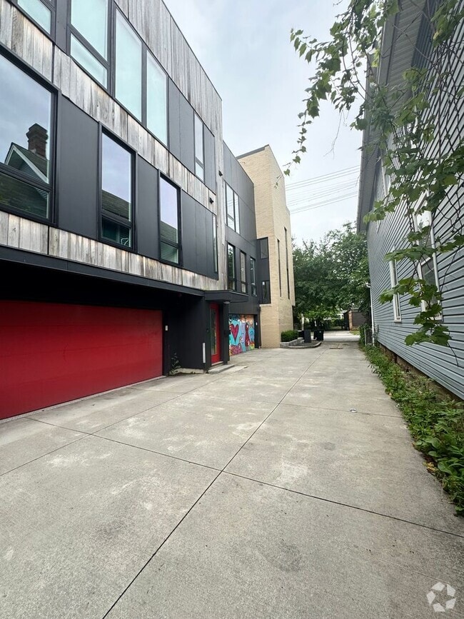 Building Photo - Beautiful Two Bedroom Condo w/ Rooftop Patio