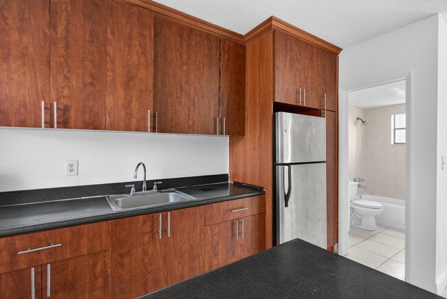 Building Photo - 4071 N Dixie Hwy Unit 6