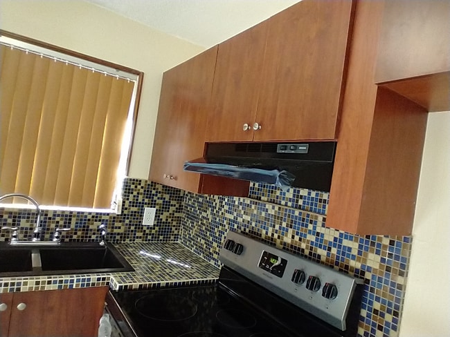Photo - 43 PL - 16 Ave