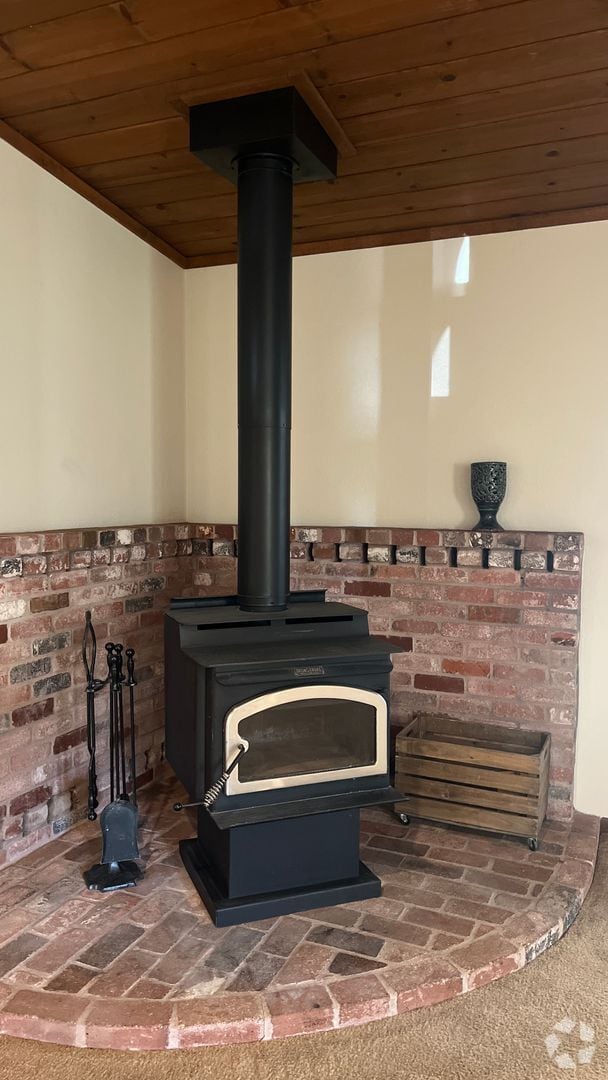 Building Photo - Two Bedroom Two bath home with attached Ga...