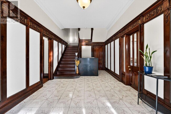Photo - 183 James St S