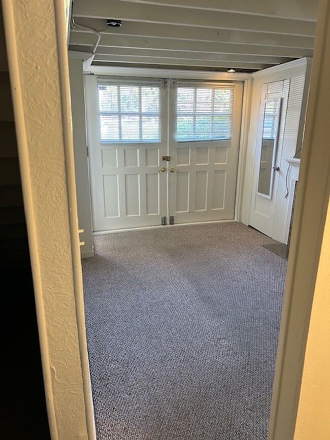 Photo - 405 California Dr