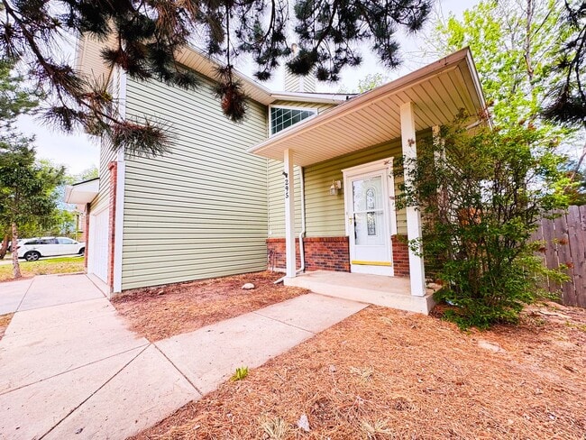 Photo - 4 bedroom with large backyard