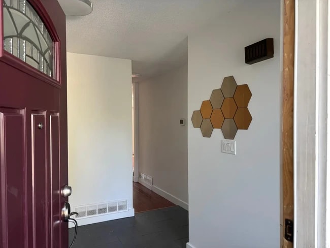 612 Godwin Crt Unit Renovated 3 Bedroom Duplex Suite