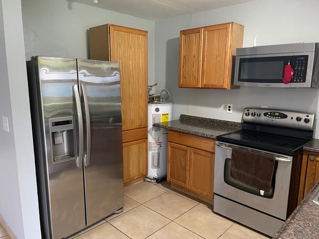 Building Photo - 413 NE 24th Pl Unit 413 Rental