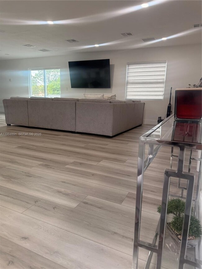 Photo - 820 N Trebol St