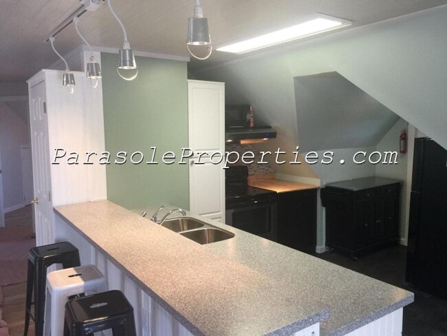 Photo - 704 Cooney St