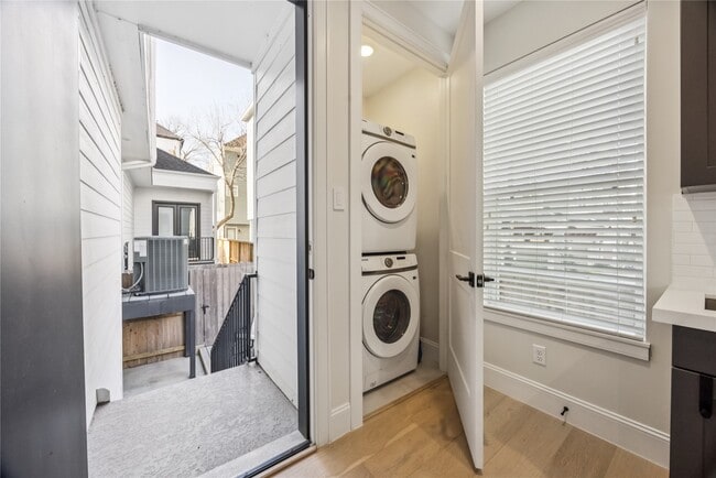 Photo - 1127 W 16th St