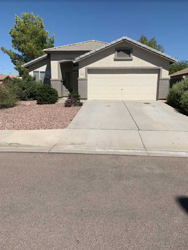 Building Photo - Great Location! Corner Lot 2 Bed/2 Bath Ho... Rental